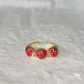 Anello aperto in rame dorato con charm di fragole rosse, foglie verdi e pietre lucide. - Aperto Regolabile / Stile Fragola Dorata con Strass (6)