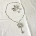 Edelstahlschmuck Set Halskette mit Ohrringen modischer Blumenanhänger silberfarben. - Blumen- Und Perlenstil (5)