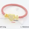 Bracciale in pelle intrecciata rosa con chiusura a cuore dorata e zirconi, accessorio elegante. - Rosa