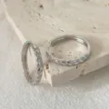 Squisite orecchini a cerchio in rame 18k con zirconi micro-incastonati, gioiello chic. - Stile Pavé Fine Argentato