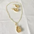 Luxus Gold Edelstahl Schmuck Set mit OT Verschluss Halskette und Blumen Ohrringen. - Blumenrelief-Stil (G6)