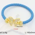 Atemberaubendes blaues geflochtenes Lederarmband mit goldener Schmetterlings-Schließe. - Aqua
