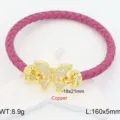 Rosa geflochtenes Lederarmband mit goldenem Schmetterlingsverschluss und edlen Steinen. - Fuchsia