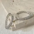 Eleganti orecchini a cerchio in argento con zirconi e motivo traforato, gioiello geometrico chic. - Stile Chiuso Cappio Argentato