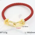 Bracciale in pelle intrecciata rossa con chiusura a U dorata, 160x5mm, gioiello elegante. - Rosso
