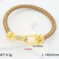 Bracciale in pelle intrecciata con chiusura a U dorata e zirconi cubici per coppie. - Cammello