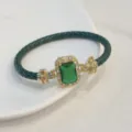 Dettaglio squisito del bracciale in pelle verde vintage con pietra di cristallo zircone. - Verde