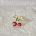Anello aperto a ciliegia placcato in oro con smalto rosso e dettagli in zircone. - Aperto regolabile / Stile Ciliegia (1)