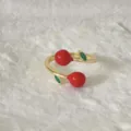 Grazioso anello aperto ciliegia rossa, gioiello da dito regolabile in oro smaltato. - Aperto regolabile / Stile Doppia Ciliegia (2)
