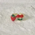 Primo piano dettagliato di un anello aperto smaltato con fragola e ciliegia, colori vivaci. - Aperto regolabile / Stile Fragola Ciliegia (3)