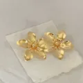 Splendidi orecchini floreali placcati in oro 18K, eleganti gioielli in acciaio inox. - Stile Petalo con Perla Rotonda Oro 18K (4)