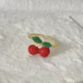 Grazioso anello aperto dorato con dettagliato design di ciliegie rosse e foglie in smalto verde. - Aperto regolabile / Stile Foglia Di Ciliegio (4)