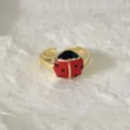 Stijlvolle vergulde open ring met een prachtig rood en zwart lieveheersbeestje detail. - Open Verstelbaar / Lieveheersbeestjesstijl (5)