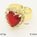 Dettaglio ravvicinato di un anello aperto placcato in oro con zircone rosso e pietre luminose. - Aperto regolabile / Rosso