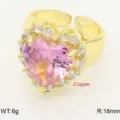Primo piano dettagliato di un anello in rame placcato oro con zircone rosa a cuore. - Aperto regolabile / Rosa