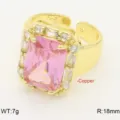 Primo piano dettagliato dell'anello in rame placcato oro regolabile con splendido zircone rosa. - Rosa