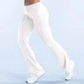 Detail van de stijlvolle high-waist flared yogabroek met comfortabele drielaagse tailleband - Natuurlijk Wit