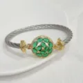 Elegante bracciale rigido intrecciato placcato oro 18K con vivaci pietre di zirconia verde. - Verde