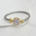 Bracciale rigido torciglione con dettagli dorati e zirconia cubica viola centrale. - Argento Bianco