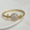 Bracciale rigido intrecciato placcato in oro con centro rotondo di zirconi lucidi. - G Bianco