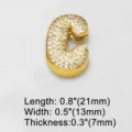 Detailaufnahme eines vergoldeten Buchstaben C Anhängers mit funkelnden Zirkonia Steinen. - Buchstabe C / Gold