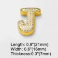 Nahaufnahme des goldenen, dicken Buchstaben-J-Anhängers mit funkelnden Zirkoniasteinen. - Buchstabe J / Gold