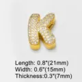 Goldene Zirkonia Buchstabe K Anhänger Detailansicht, glänzender DIY Schmuck Zubehör. - Alphabet Buchstabe K