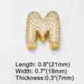 Vergoldeter bauchiger Buchstabe M Anhänger besetzt mit Zirkonia für DIY Armband Schmuck - Englischer Buchstabe M