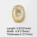 Nahaufnahme des goldenen chunky Buchstaben O Anhängers mit funkelnden Zirkonia Steinen verziert. - Alphabet Buchstabe O