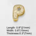 Nahaufnahme eines goldenen Buchstaben P Anhängers voll besetzt mit funkelnden Zirkoniasteinen. - Alphabet Buchstabe P