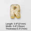 Detailaufnahme vergoldeter dicker Buchstabe R Anhänger mit funkelnden Zirkoniasteinen. - Alphabet Buchstabe R