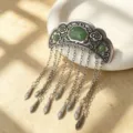 Primer plano detallado de la pinza para el pelo vintage china de jade falso con delicados flecos. - Forma de Abanico Envejecido Nube Auspiciosa Tallada Con Borla Larga