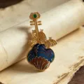 Squisita spilla cinese a forma di pipa con ricamo intessuto tradizionale e farfalla. - Blu