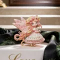 Nahaufnahme Detail der exakten rosa Feen Brosche mit funkelnden Strasssteinen verziert. - Blumenfee / Rosa