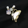 Exquisito broche de mariposa y flor con perlas y cristales accesorio elegante para jersey. - Rama de Flor Mariposa / Dorado + Colores Mezclados