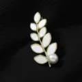Elegante broche de hoja chapada en oro con resina blanca y perla, pin para suéter. - Mimosa / Dorado y Blanco