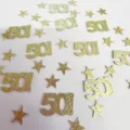 Nahaufnahme von goldenem Glitzer-Konfetti mit der Zahl 50 und Sternen für Jubiläumsfeiern. - Nummer 50 mit kleinen Sternen / 200 Stück / Gold