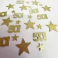 Detailansicht von goldenem Glitzerstern- und Zahl-50-Konfetti für die Tischdekoration - Nummer 50 mit gemischten Sternen / 200 Stück / Gold