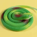 Realistische grüne und braune aufgerollte Gummischlange für Streiche, Aprilscherze und Deko. - Rundkopfschlange / 70 cm / Grün