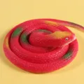Realistisches rotes Gummischlangen-Spielzeug für lustige Streiche und den Garten - Rundkopfschlange / 70 cm / Rot