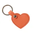 Elegante llavero de corazón de cuero naranja con anillo de metal para bolsos y llaves. - Naranja