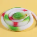 Realistisches aufgerolltes Gummischlangen-Spielzeug in Weiß, Grün und Rot für Streiche - Rundkopfschlange / 70 cm / Weiß