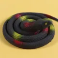 Serpente giocattolo realistico in gomma con squame per scherzi e regali. - Serpente a Testa Rotonda / 70 cm / Nero