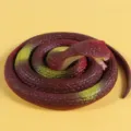 Giocattolo realistico del serpente cobra in gomma arrotolata rosso-marrone e verde per scherzi - Cobra / 70 cm / Caffè