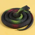 Serpente finto in gomma per scherzi con scaglie verdi e rosse realistiche per il primo aprile - Cobra / 70 cm / Nero