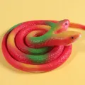 Serpente giocattolo in gomma a due teste con trama a scaglie per scherzi d'aprile - Double-headed Round Head Snake / 73cm / Rosso