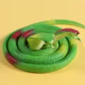 Giocattolo realistico di serpente in gomma verde arrotolato per scherzi di aprile. - Cobra a due teste / 73cm / Verde