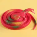 Giocattolo realistico serpente di gomma rosso a due teste per scherzi e spaventa uccelli - Cobra a due teste / 73cm / Rosso