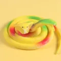 Realistico giocattolo serpente in gomma colorata per scherzi su sfondo giallo chiaro. - Cobra a due teste / 73cm / Giallo