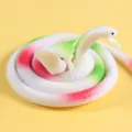 Serpente giocattolo realistico in gomma bianca con segmenti rossi e verdi per scherzi. - Cobra a due teste / 73cm / Bianco